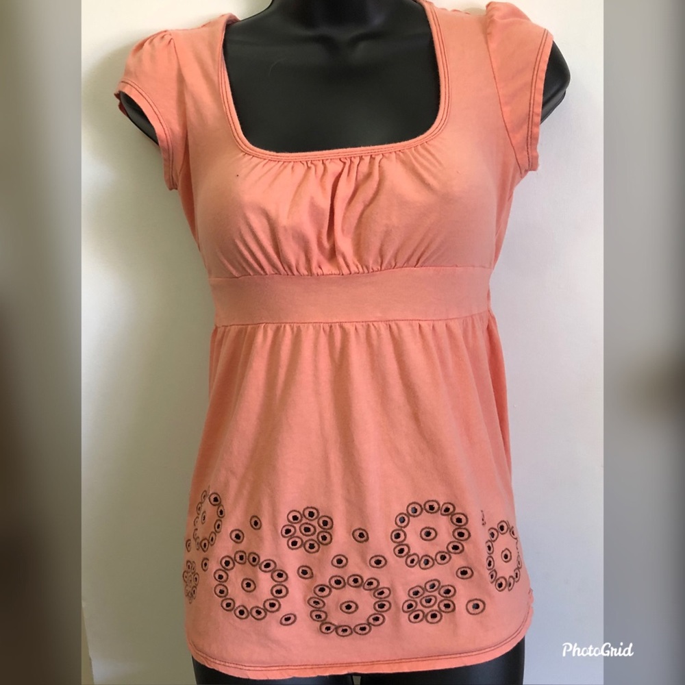 Women’s M peach cotton top w/ brown cut out hem